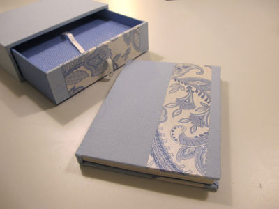 Caja con cajón extraíble con libreta 11,5x15,5cm.
