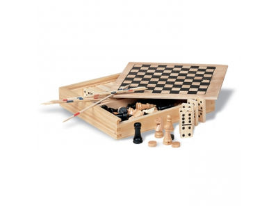 Caja de madera con 4 juegos: dominó, ajedrez, damas y palos de madera.