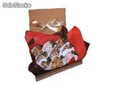 Caja decorada con 9 frutillas bañadas en chocolate