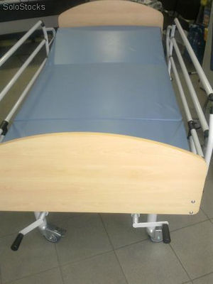 Cama hospitalar articulada manualmente com colchão e grades laterais