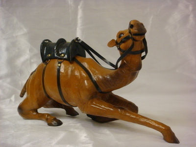 Camelo em couro artesanal sentado