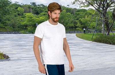 Camiseta técnica de manga corta y cuello redondo.