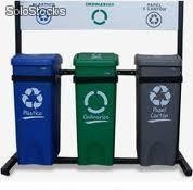 Canecas de reciclaje, separación de basuras o residuos sólidos.