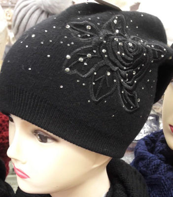 Cappelli invernali in stock donna vari modelli con brillantini e pon pon