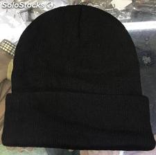 Cappello nero con risvolto invernale uomo in stock