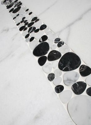 Carrelages de bordure de Pierre circulaire de marbre noir et blanc.