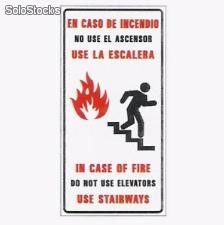 Cartel en pvc en caso de incendio use la escalera