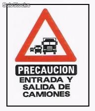Cartel señalizacion precauciòn entrada y salida de camiones