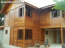 Casas pré-fabricadas em madeira maciça, wood-frame e tijolos ecológicos.