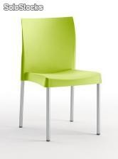 Chaise de couleur moderne et empilable Sara