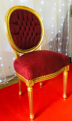 Chaise médaillon bois dorée et velours rouge
