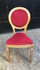 Chaise médaillon en bois doré et velours rouge