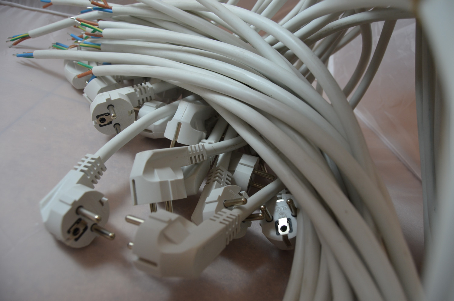 Prolongador Cable Electrico 5 Metros. Alargadera 16 A. 3500 W. Conexión  Sucko 3 Polos + Tierra. Color Blanco