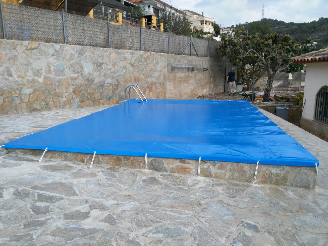 Exterior International Pool Protection Cobertor de Invierno para Piscina 6 x 3m más 15 cm por Cada Lado para Anclaje + Saco de Almacenaje de Regalo / Gris de Color Gris 6,3 x 3,3m Interior