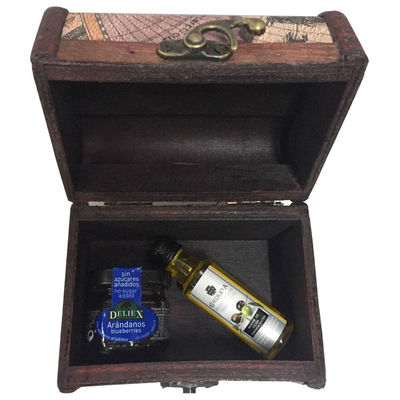 Coffre bois avec marmelade d&#39;airelles et bouteille petite du huile d&#39;olive