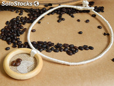 Colar peneira Biojoias com grãos de café