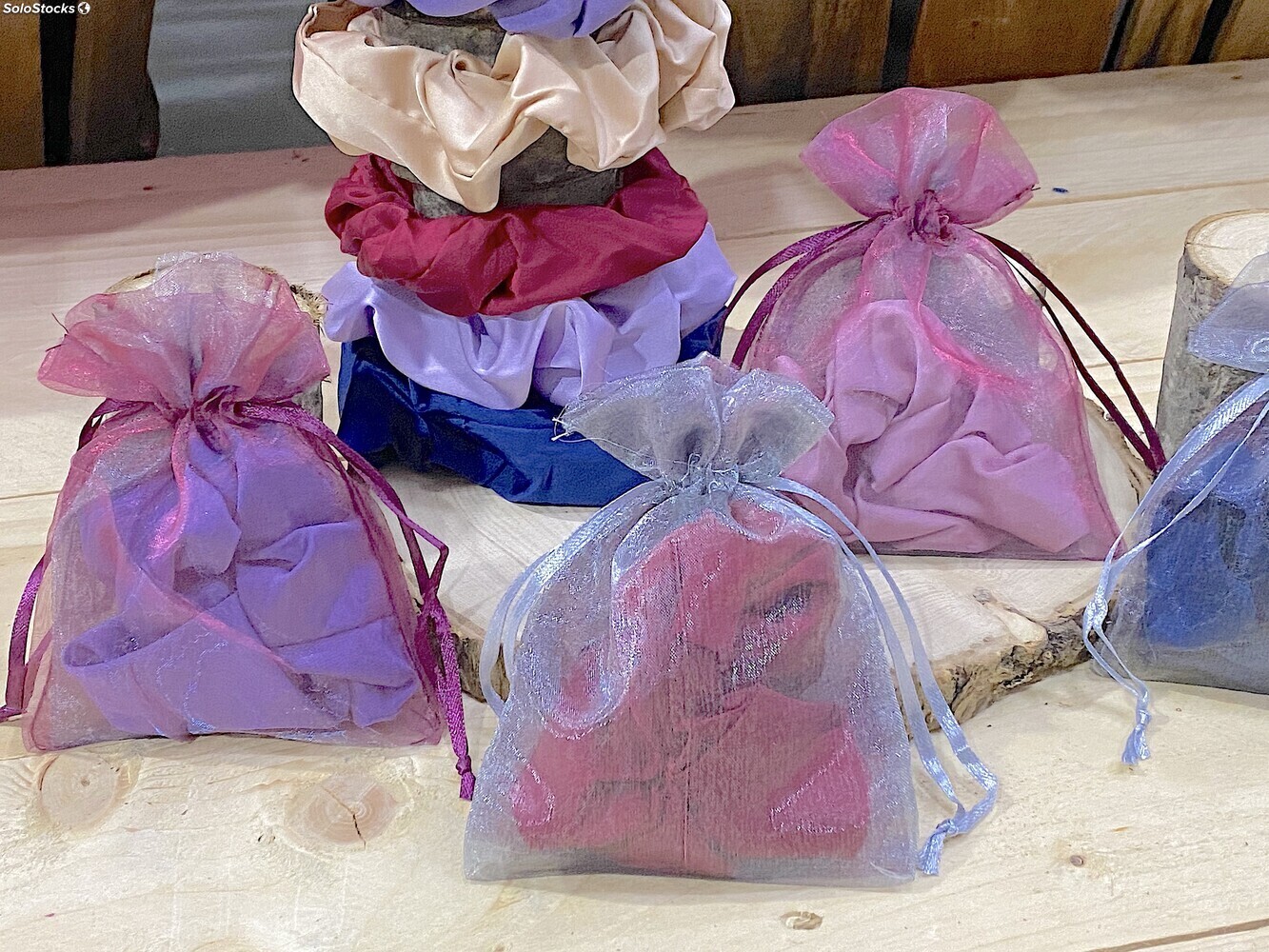 Detalles para invitados de bautizo coletero de satén con rosa de jabón  perfumada