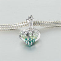 colgante plata para collar o pulsera, diseño de corazón con piedras verdes. - Foto 3