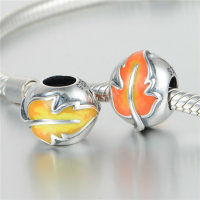 colgante plata para collar o pulsera, diseño de pola con una hoja naranja - Foto 3