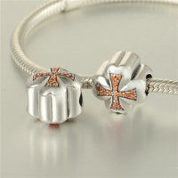 colgante plata para pulsera, diseño de corazónes + cruz con piedras rojas - Foto 4