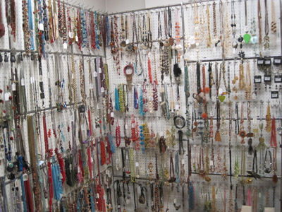 Collane multifili realizzate con perline di vetro, cocco e pelle. Stock 54 - Foto 2