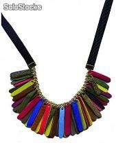 Collar con tiras multicolor