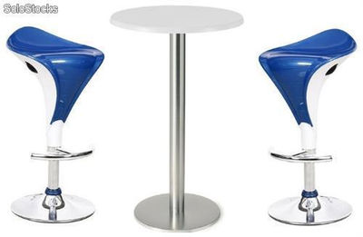 Conjunto compuesto por 2 Taburetes de Diseño y Mesa en Azul y cromado