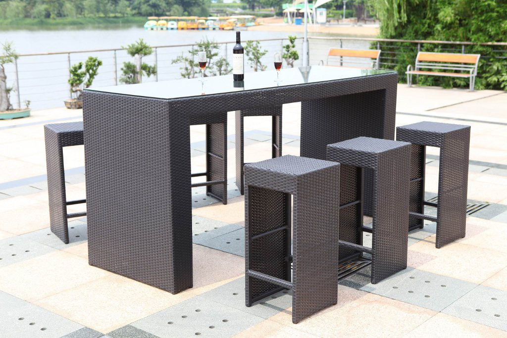 Conjunto de mesa bar y taburetes para exterior en ratan