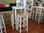 Conjunto de mesa con reposapiés y taburetes de anea para restauración - 1