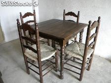 Conjunto de mesas cuadradas o rectangulares y sillas coloniales asiento de anea