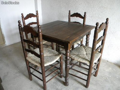 Conjunto de mesas cuadradas o rectangulares y sillas coloniales asiento de anea
