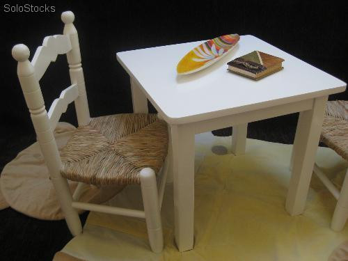 Conjunto mesa y sillas infantiles con asiento artesanal de anea barato