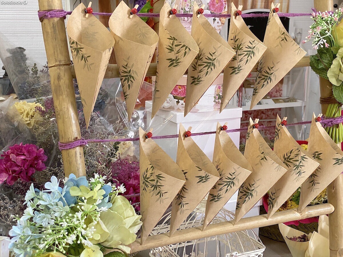 Conos cucuruchos de papel kraft con hojas para pétalos arroz bodas
