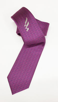 Corbata para caballero en tela Jacquard con logotipos tejidos