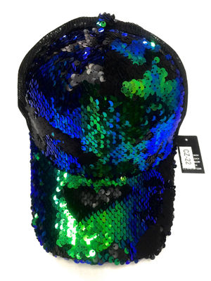 Czapka z cekinowym daszkiem , odwracane cekiny: czarne, zielone, niebieskie
