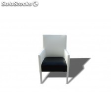 Czarno-biały fotel skośny idealny do kawiarnii