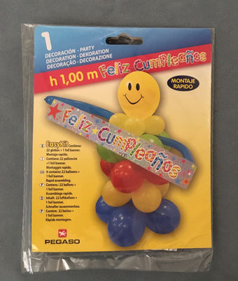 Decoración con globos y pancartas temáticas de feliz cumpleaños