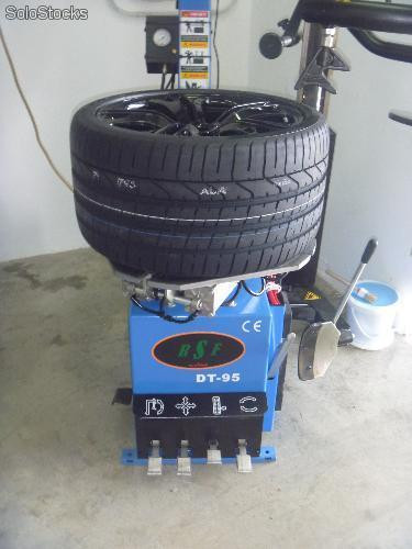 Paquete máquina para desmontar neumáticos de brazo automático Run-Flat 24”  y máquina para equilibrar neumáticos 3D Premium