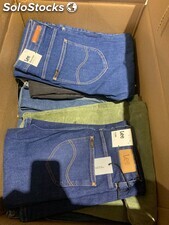 Destockage jeans et pantalons femmes Wrangler / Lee