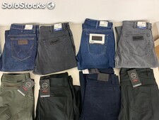 Destockage jeans et pantalons hommes Wrangler / Lee