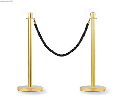 Deux poteaux séparateurs plaqués or avec une tête conique et une corde (Cordon
