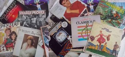Discos LP con exitos de los Setentas y Ochentas. Stock de Películas VHS Disney