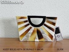 Elegante Bolso en Cuerno de Búfalo Color Miel y Nácar Blanco para lucir