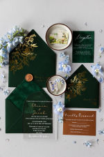Elegantes invitaciones de boda en acrílico dorado y terciopelo esmeralda - Suite