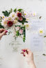 Elegantes invitaciones de boda en vidrio o acrílico rosa pálido con rosas