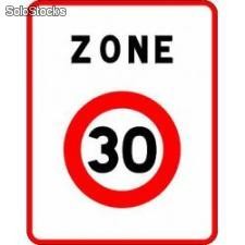 Entrée d&#39;une zone à vitesse limitée à 30 km/h