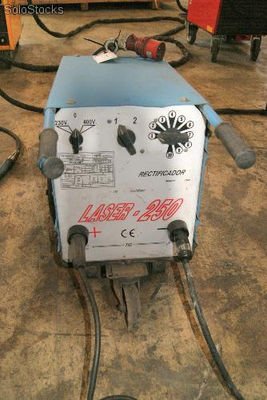 Equipo de soldadura por electrodos. Apel Laser 250