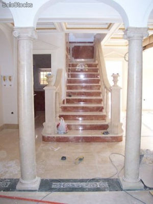 Escaleras marmol crema marfil peldaños tabicas