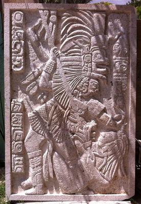 Escultura maya, replica Bonampak, guerrero apresando a un cautivo. Tallado a man
