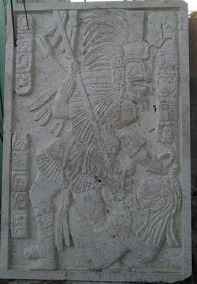 Escultura maya, replica Bonampak, guerrero apresando a un cautivo. Tallado a man - Foto 3